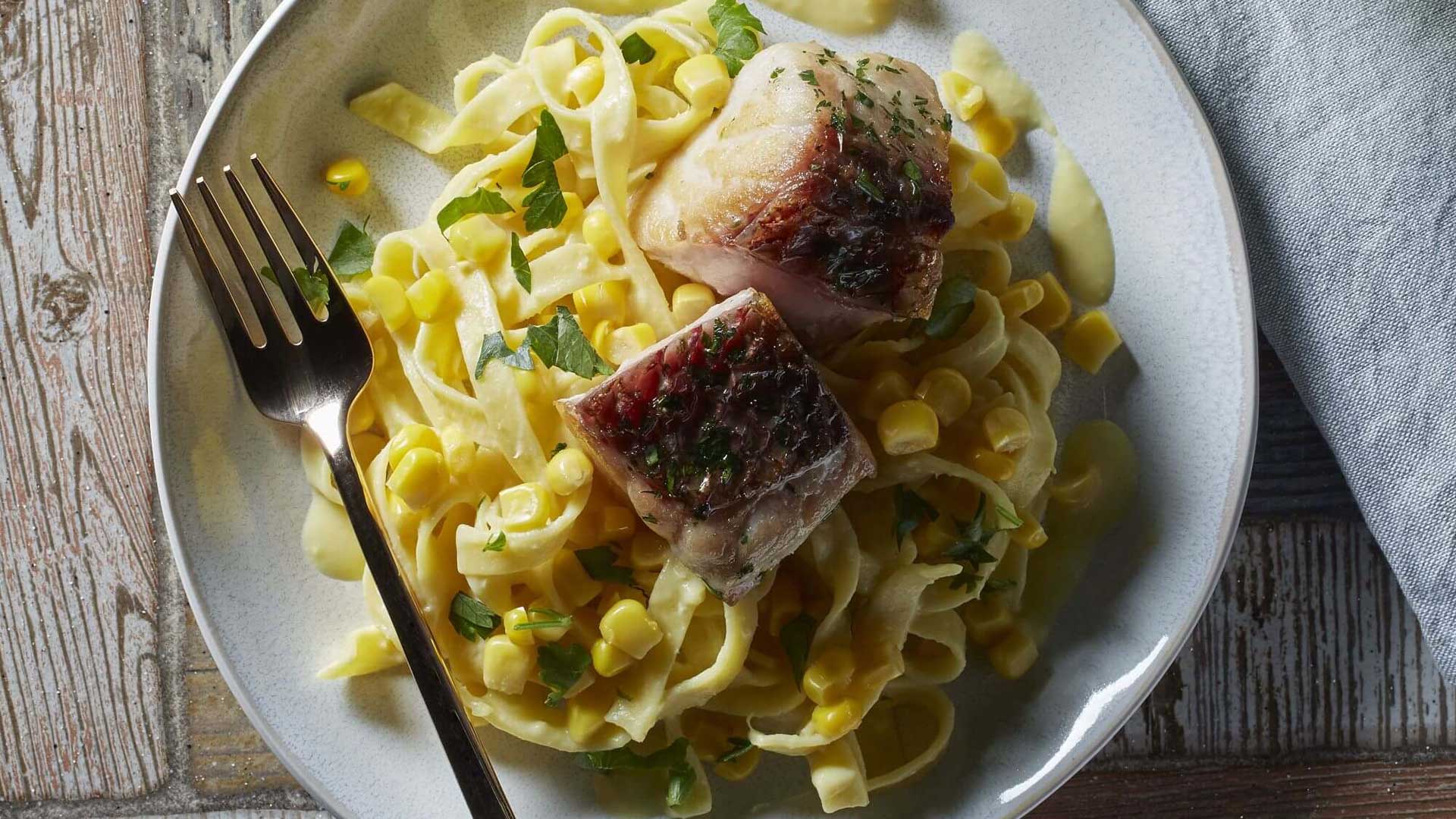 Pasta con Salsa de Elote Dorados y Lomitos de Pescado